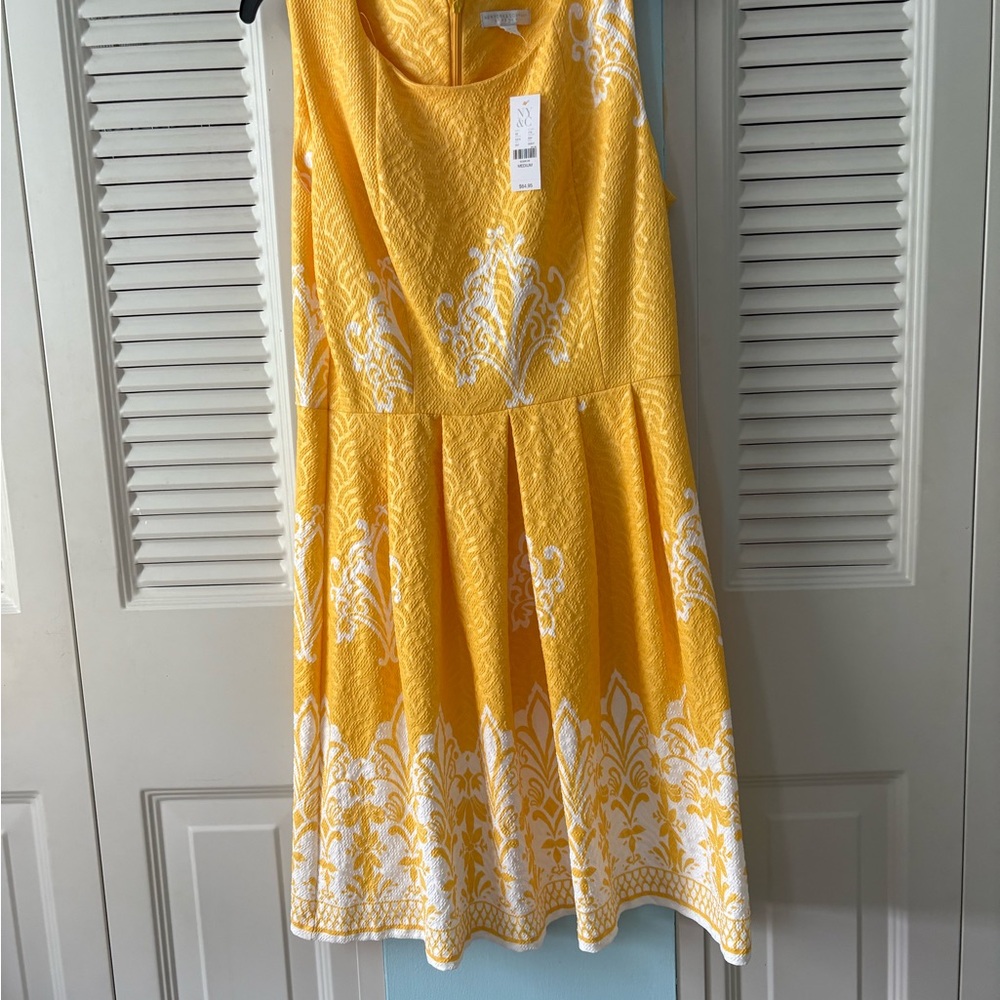 NWT NY & Co yellow and white zipper dress with pleated bottom. Size 8.
